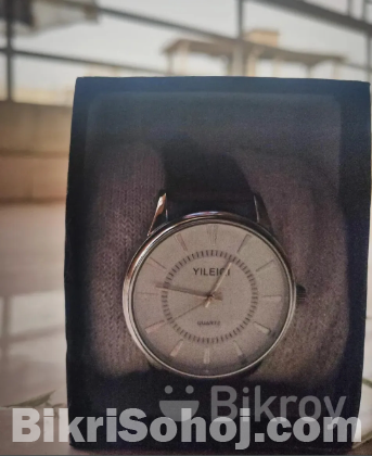 Yileiqi স্টাইলিশ লেদার স্ট্র্যাপ মেনস ওয়াচ